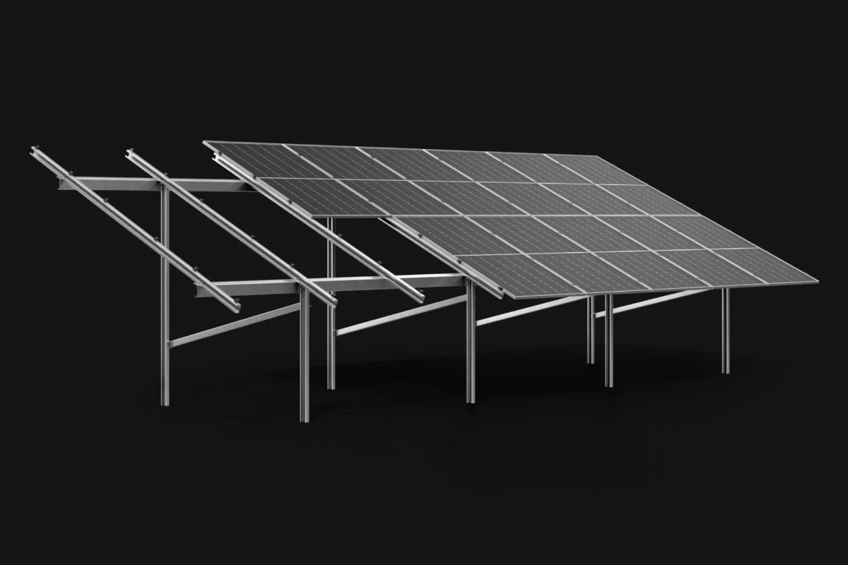 Przedni widok dwurzędowej konstrukcji fotowoltaicznej V2xN Bifacial PG Group z zamontowanymi panelami bifacial