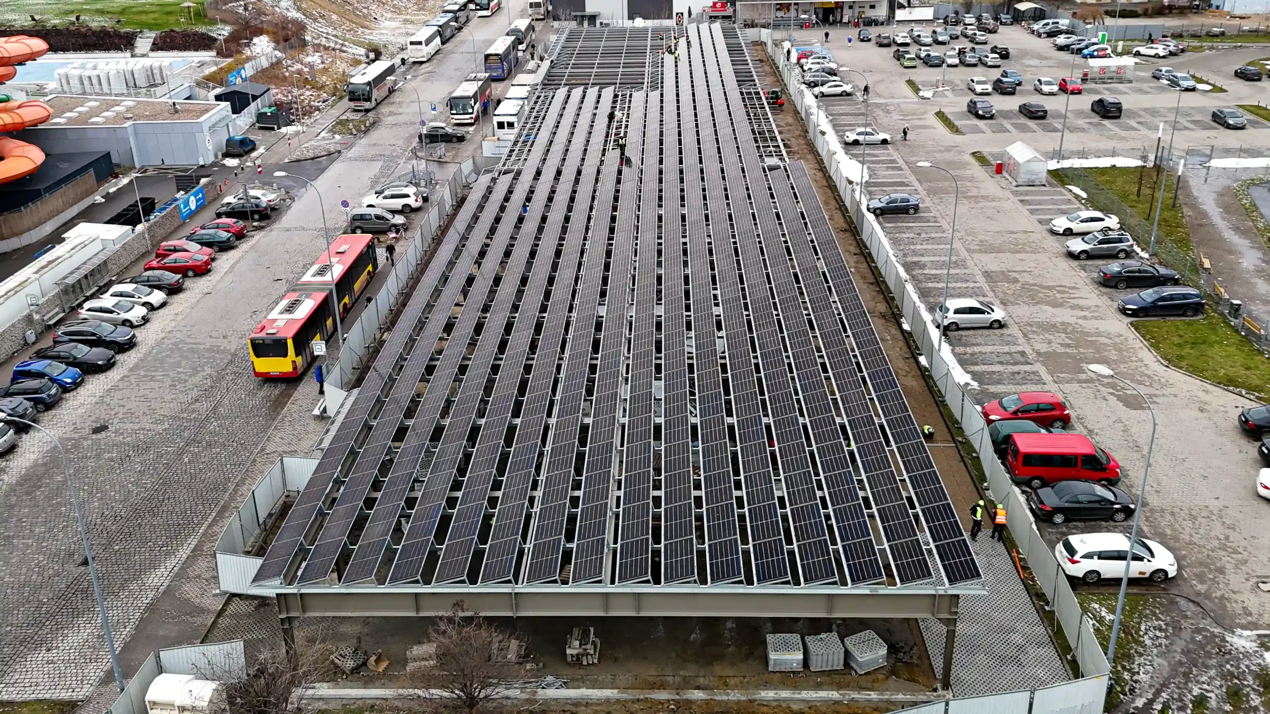 Carport o mocy 0,5 MW inwestycja Aquapark Wrocław – dachowy system SBS