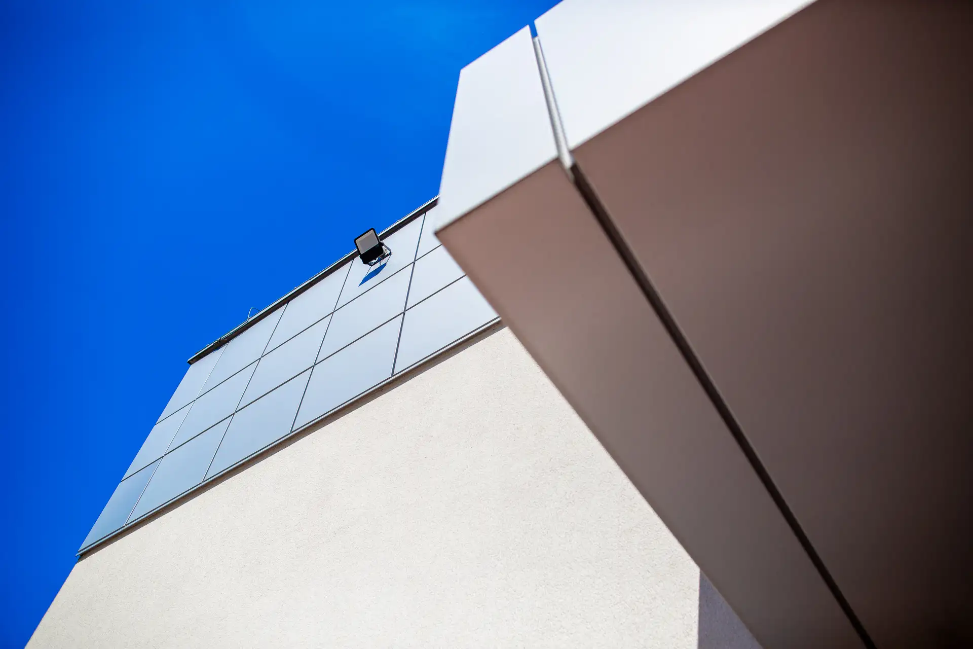 Z czego wykonać nowoczesną elewację hali przemysłowej i&nbsp;biurowca? Przegląd rozwiązań