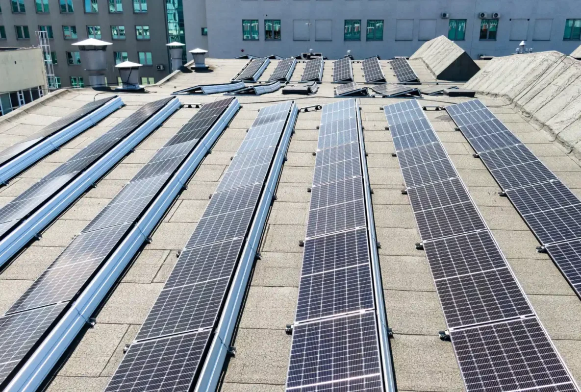 Instalacja fotowoltaiczna na dachu budynku komercyjnego z modułami PV zamontowanymi w rzędach