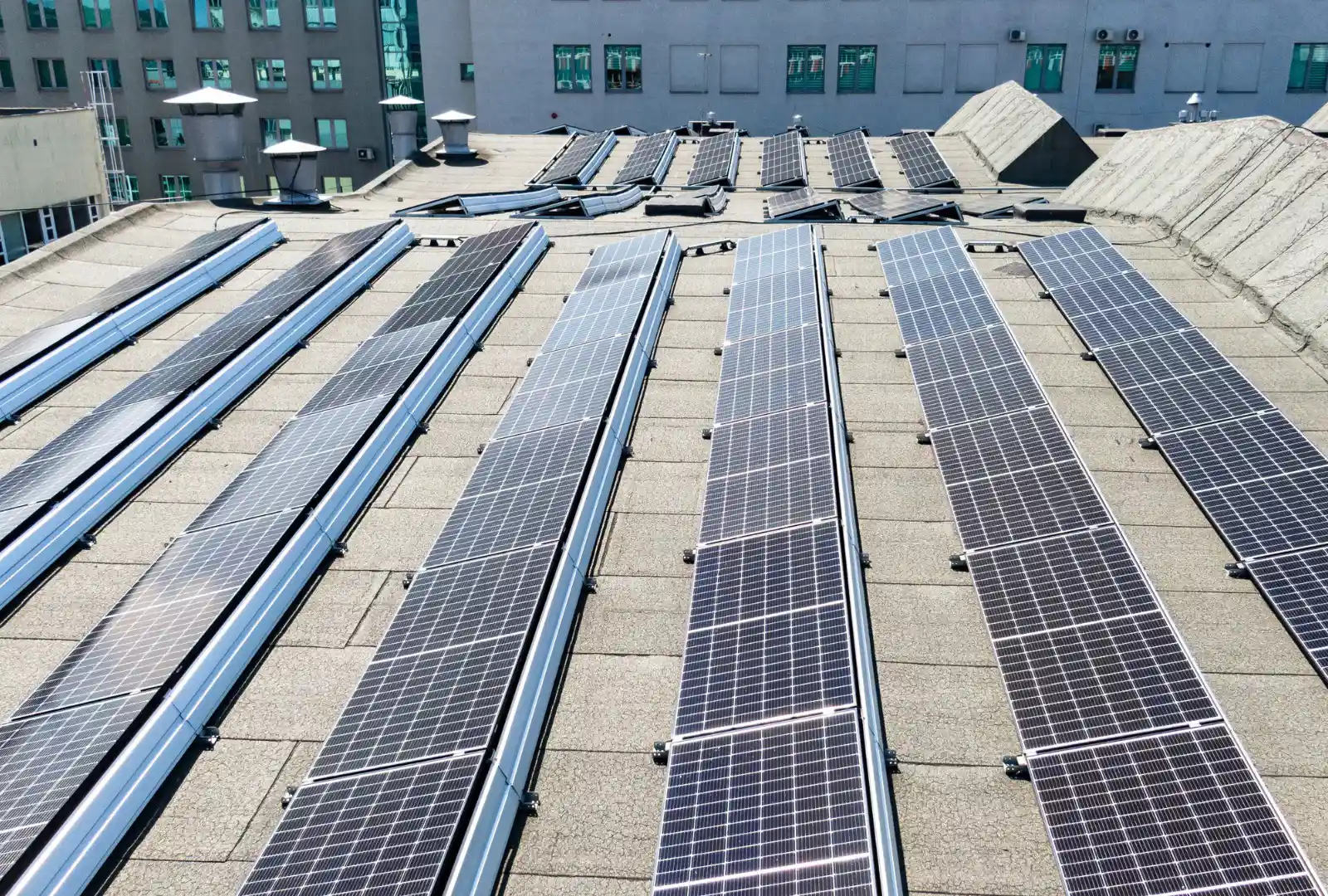 Instalacja fotowoltaiczna na dachu budynku komercyjnego z modułami PV zamontowanymi w rzędach