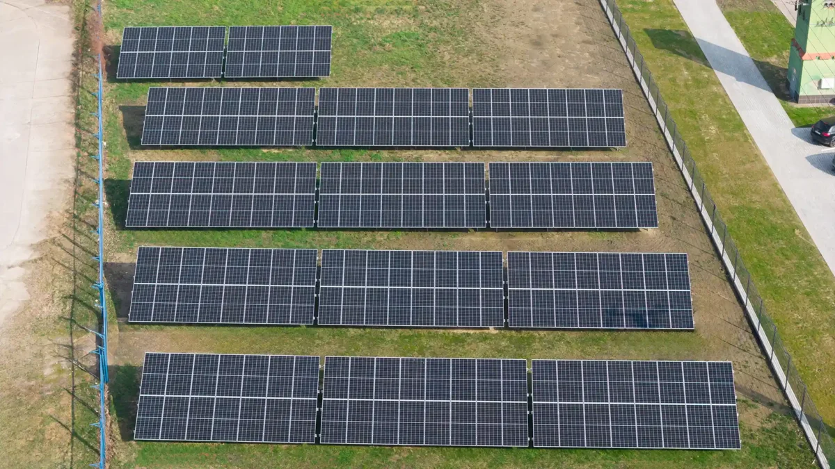 Instalacja fotowoltaiczna na gruncie – farma PV z modułami słonecznymi ułożonymi w rzędach