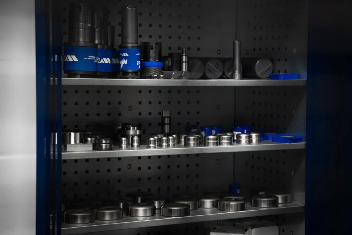 Narzędzia do obróbki metalu Wilson Tools na półkach