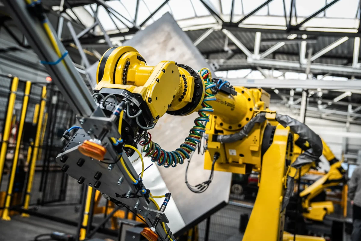 Ramię robota przemysłowego z&nbsp;przewodami i&nbsp;chwytakiem