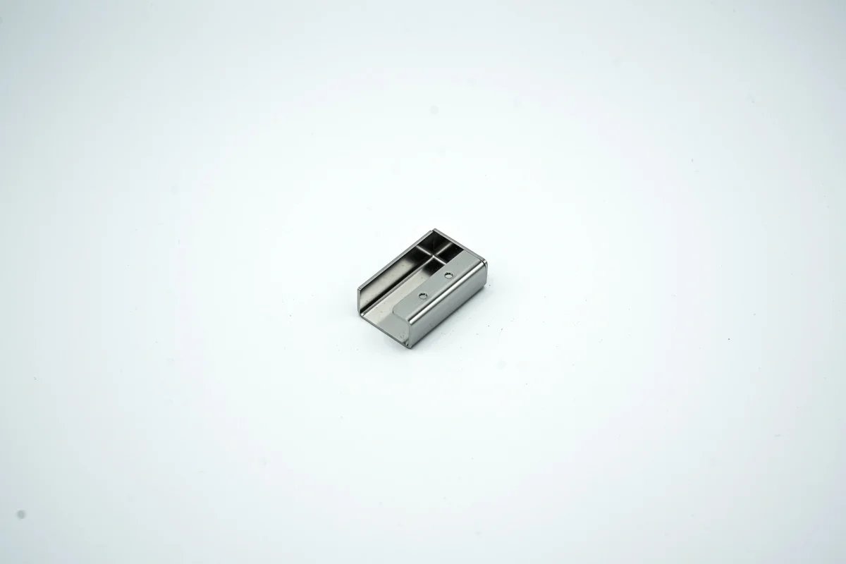 Tłoczony niewielki element metalowy z otworami montażowymi