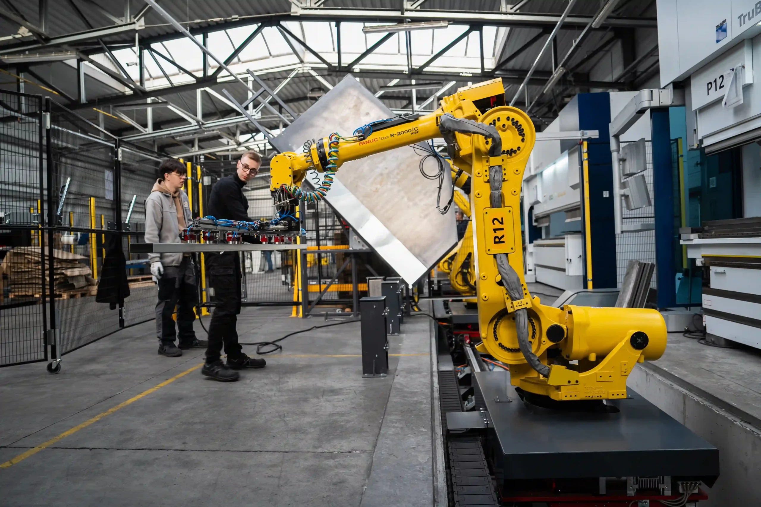 Automatyzacja i robotyzacja produkcji – Industry 4.0 w obróbce metalu i prefabrykacji komponentów