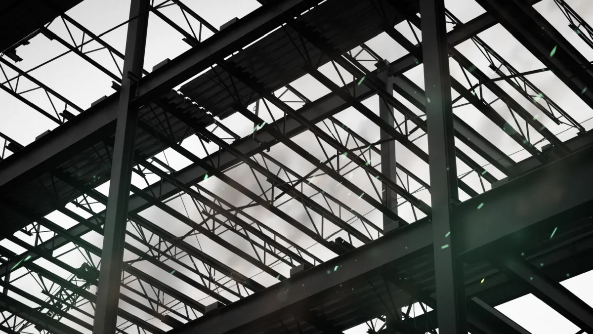 Konstrukcja nośna hali stalowej z widocznymi słupami, dźwigarami dachowymi i stężeniami wykonanymi ze stali S235 i S355