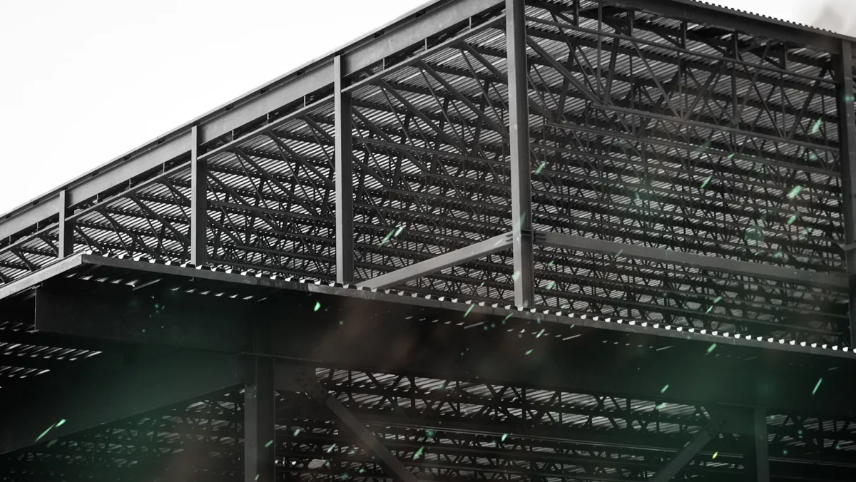 Widok z dołu na konstrukcję stalową kratownicy wieży wykonanej z profili stalowych S235 lub S355