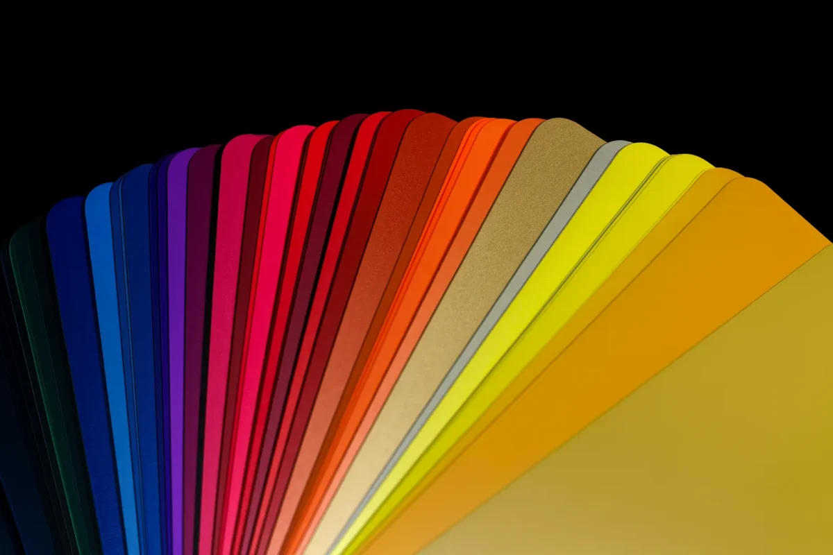 Intensywne kolory RAL w wachlarzu na czarnym tle