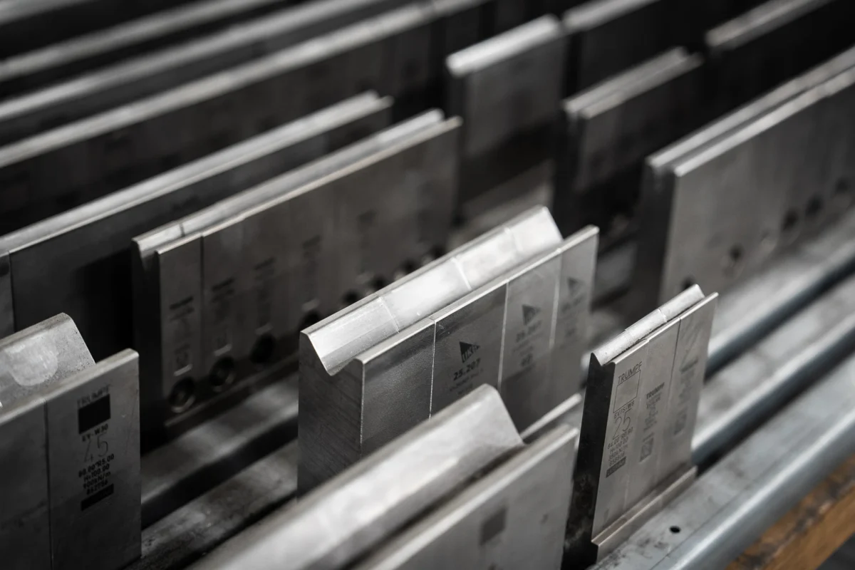 Rząd matryc dolnych do prasy krawędziowej na regale