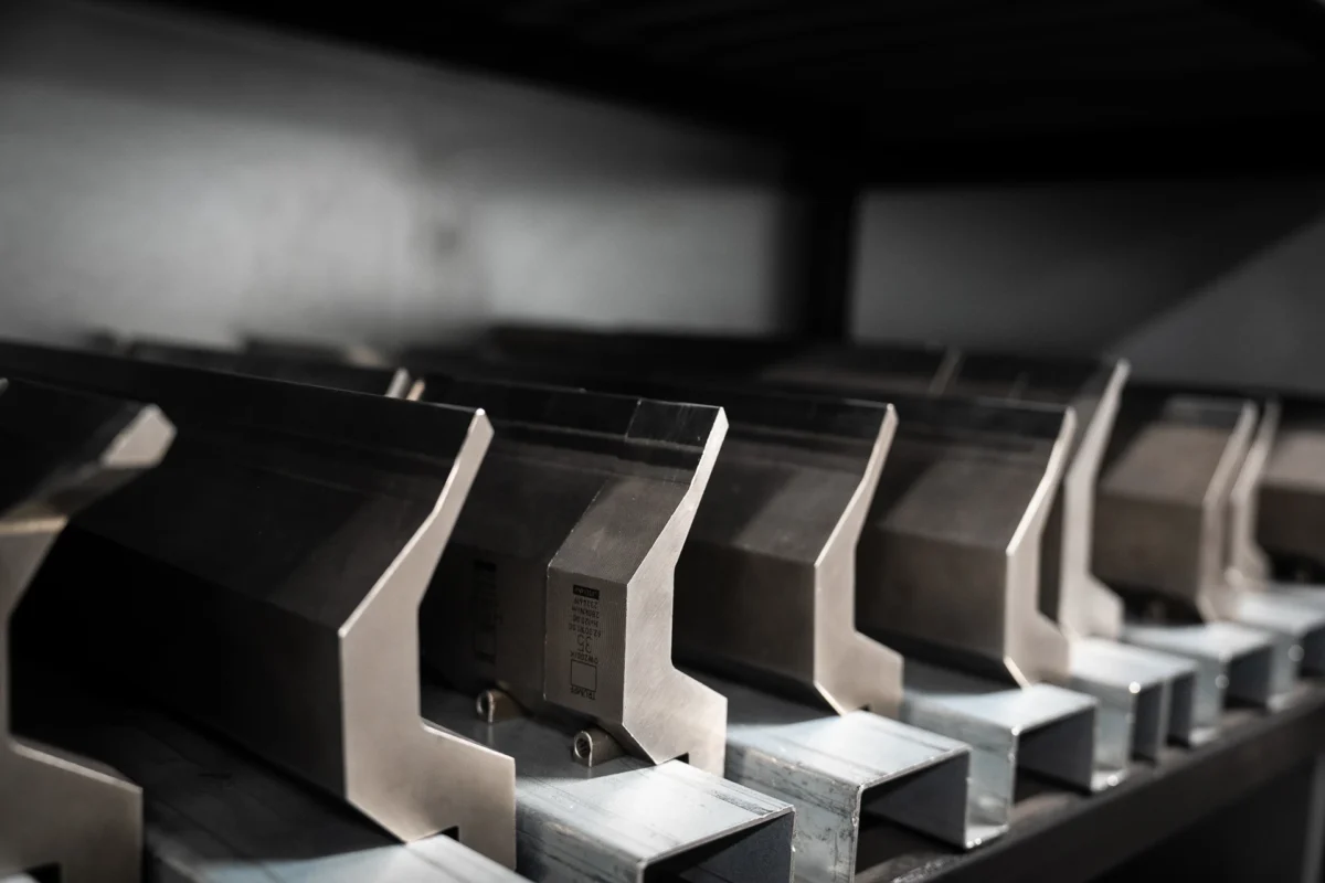 Zestaw matryc i&nbsp;stempli do prasy krawędziowej